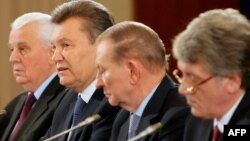Зліва направо: Леонід Кравчук, Віктор Янукович, Леонід Кучма, Віктор Ющенко. Київ, 13 грудня 2013 року