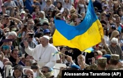 Папа Римський Франциск і українські військові на площі Святого Петра у Ватикані, 25 травня 2016 року