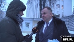 Перший заступник секретаря РНБО Олег Гладковський відповідає на запитання журналіста програми «Схеми» (архівне фото)