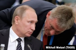 Президент Росії Володимир Путін і речник Кремля Дмитро Пєсков