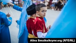 Автором цього фото є Аліна Смутко. День кримськотатарського прапора у Феодосії, 26 червня 2017 року