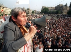Doinea Cornea, victimă a Securității în regimul Ceaușescu, adresându-se oamenilor din Piața Universității – 23 mai 1990.