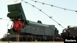 Ракета-носій у транспортному контейнері після вилучення із бункера на військовій базі біля міста Первомайськ в рамках другого етапу ядерного роззброєння України. 13 серпня 1998 року