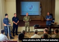 Головний старшина Джейсон Форд (крайній праворуч) на курсі лідерства під час навчань «Сі Бриз-2017»