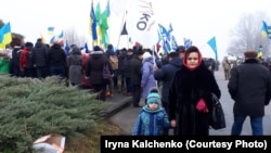 Ірина Кальченко з онуком під час вшанування героїв бою під Крутами