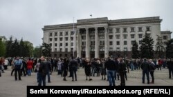 Біля Будинку профспілок, Одеса, 2 травня 2015 року