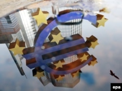 Veliki znak eura ispred Evropske centralne banke u Frankfurtu - ilustracija