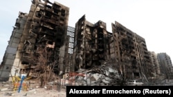 Знищений житловий будинок в Маріуполі під час масштабного вторгнення Росії до України, 30 березня 2022 року