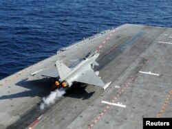 Французький літак Rafale на авіаносці