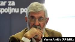 Aleksandar Popov: Dodik se stalno pojavljuje na značajnijim događajima u Srbiji tako da su se ljudi navikli na tu činjenicu, ali ga ne doživljavaju kao nekoga ko presudno utiče na politiku Srbije, mada bi on jako voleo da je to tako.