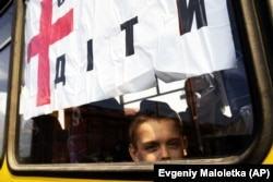 Автобус з дітьми під час евакуації поблизу міста Лиману на Донеччині, 11 травня 2022 року