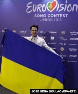 Співак Melovin, який представляє Україну на «Євробаченні-2018», під час прес-конференції в Лісабоні. Португалія, 10 травня 2018 року