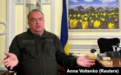 Президент НАЕК «Енергоатом» Петро Котін у своєму кабінеті на тлі фотографії Запорізької АЕС під час інтерв’ю Reuters. Київ, 13 жовтня 2022 року