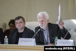 Алєсь Бяляцький (праворуч)