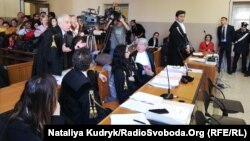 Джулаіано Пізапія (ліворуч, стоїть) на одному з попередніх засідань, березень 2019 року