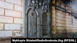 Дерев’яні ворота на Канатній, 7