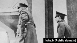 رضا شاه و ولیعهدش محمدرضا که چندی بعد به عنوان دومین پادشاه سلسله پهلوی تاجگذاری کرد