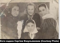 Анастасія Чмельова (по центру) з подругами, 1920-і роки, село Дмитрівка, Шахтарський район, Донеччина