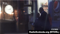 Депутати з групи «Відродження» Станіслав Березкін та Геннадій Бобов біля офісу олігарха