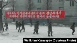 Північні корейці прямують на роботу, архівне фото