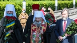 Голова УПЦ (МП) Онуфрій (у центрі) проводить молебень у День перемоги над нацизмом