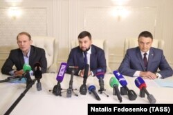 Денис Пушилін (посередині), ватажок угруповання «ДНР». Ліворуч – проросійський політик Віктор Медведчук, а праворуч – ватажок угруповання «ЛНР» Леонід Пасічник