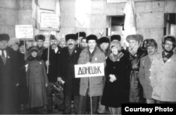 Донецька делегація, яка приїхала до Києва, щоб взяти участь разом із делегаціями з інших регіонів у «Живому ланцюзі». Крайній праворуч – Микола Тищенко, один із фундаторів (1989) Народного руху України за перебудову на Донбасі. 21 січня 1990 рік