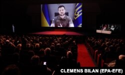 Президент України Володимир Зеленський (на екрані) під час виступу через відеозв’язок на церемонії відкриття 75-го щорічного Каннського кінофестивалю. Канни, Франція, 17 травня 2022 року