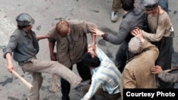 Bărbat bătut de minerii veniți în București.