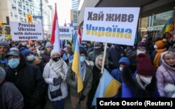 Під час акція на підтримку України і проти російської агресії біля генерального консульства Росії в Торонто. Канада, 6 лютого 2022 року