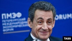 2021 року Саркозі було засуджено до трьох років позбавлення волі (два з них – умовно) за статтею про корупцію. Протягом умовного терміну Саркозі має носити пристрій стеження.