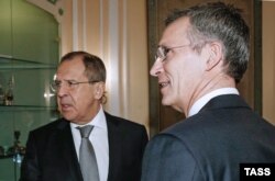 Міністр закордонних справ Росії Сергій Лавров (ліворуч) та генеральний секретар НАТО Єнс Столтенберґ під час зустрічі у Мюнхені, 12 лютого 2016 року