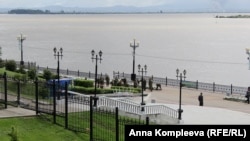 Набережная закрыта для жителей Хабаровска. Военные укладывают мешки с песком