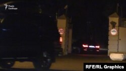 Авто Пінчука зникає за воротами АП