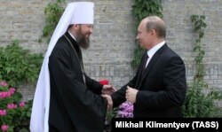 Керуючий справами УПЦ (МП), митрополит Антоній (Іван Паканич) і президент Росії Володимир Путін перед початком зустрічі із членами синоду УПЦ (МП). Київ, 27 липня 2013 року