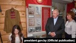 Міс Білорусь Марія Василевич та Олександр Лукашенко в музеї колгоспу «Батьківщина»