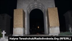 Закриті скульптури левів на Меморіалі польських воїнів