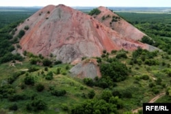 Терриконы со временем окисляются и становятся бурого цвета