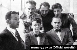 Поетеса, діячка ОУН Олена Теліга з товаришами перед походом на схід України. Зліва перший ряд: Орест Оршанськи-Чемеринський, Олена Теліга, Улас Самчук. Другий ряд: Михайло Михалевич, Омелян Коваль, О. Русов. Львів, літо 1941 року