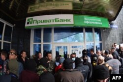 Проросійські бойовики штурмують відділення «Приватбанку» в Донецьку, 28 квітня 2014 року