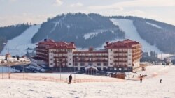 Лижники на схилі гірськолижного курорту «Буковель»