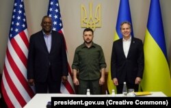 Президент України Володимир Зеленський (посередині) під час зустрічі з міністром оборони США Ллойдом Остіном (ліворуч) і держсекретарем США Ентоні Блінкеном (праворуч). Київ, 24 квітня 2022 року
