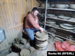 Pre četvrt veka lončarstvo je ponovo oživelo u Zlakusi i danas desetine porodica živi od njega. Najvažnije, sačuvan je tradicionalni način izrade zemljanih lonaca, šerpi, pekača