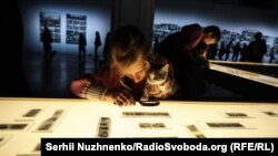 На виставці можна побачити як плівки Параски Плитки-Горицвіт, так і фото з її архіву