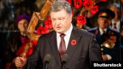Президент України Петро Порошенко під час акції «Перша хвилина миру» у День пам’яті та примирення. Київ, 8 травня 2016 року