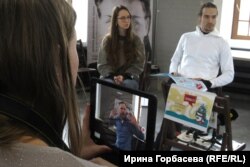 Презентация проекта «Гимназия» в Мариуполе. На фото: слева направо Анастасия Евдокимова, Андрей Палатный