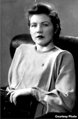 Учениця А.М. Бобиря Лідія Воріна (під час навчання в Київській консерваторії, 1950-ті роки) – Заслужений працівник культури України, як популяризатор бандури в українській діаспорі США, меценат Микола Чорний-Досінчук назвав «королевою бандури». З її ініціативи на Дніпропетровщині зародився ансамбль бандуристок «Чарівниці», а з 1996 року проводиться Міжнародний фестиваль «Дзвени, бандуро!» (фотоілюстрація з книги Тетяни Чернети «Лідія Воріна»/Дніпропетровськ: Юрій Сердюк –2009).