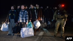 Український силовик поряд з колоною звільнених представників угруповання «ДНР»