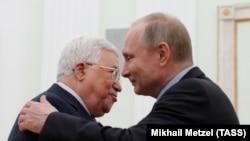 Președintele rus Vladimir Putin (dreapta) îl îmbrățișează pe liderul palestinian Mahmud Abbas în timpul unei întâlniri pe care au avut-o la Kremlin, în 2018.