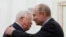 Președintele rus Vladimir Putin (dreapta) îl îmbrățișează pe liderul palestinian Mahmud Abbas în timpul unei întâlniri pe care au avut-o la Kremlin, în 2018.